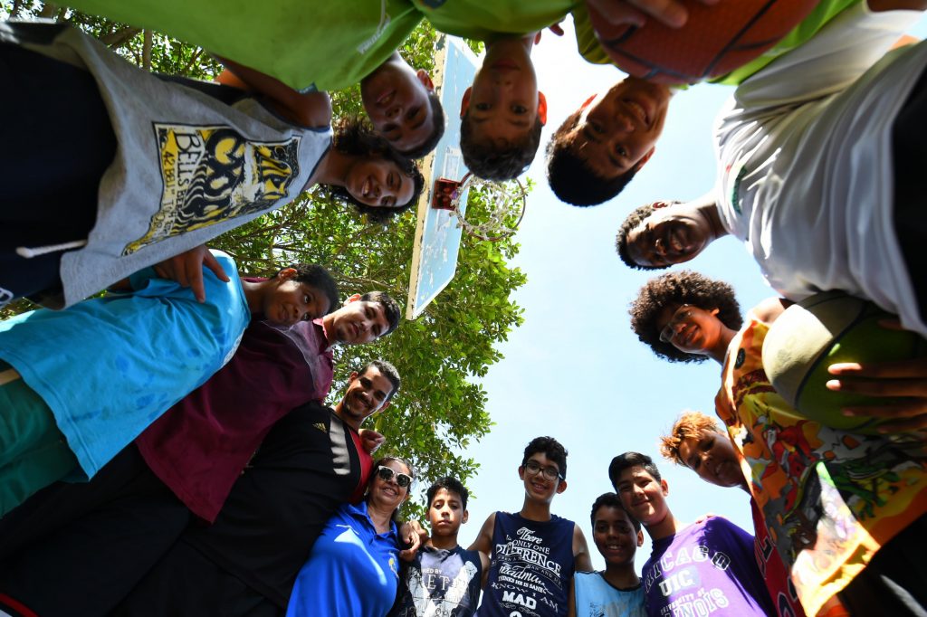 Aulas de basquete no João do Pulo transformam a vida de jovens atletas